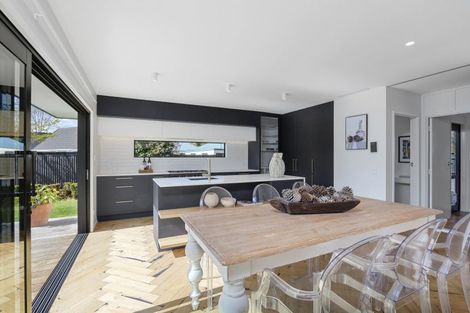 Photo of property in 17 Kingham Place, Avonhead, Christchurch, 8042