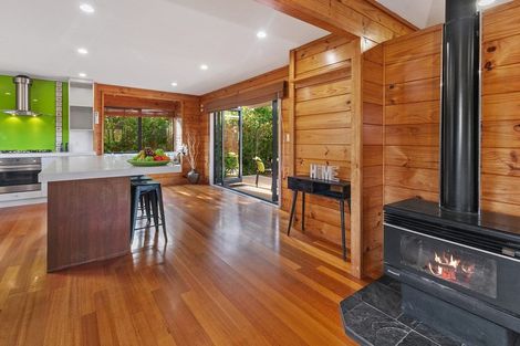 Photo of property in 6 Tasman Avenue, Henderson Valley, Auckland, 0614