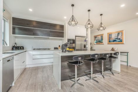 Photo of property in 15 Tawa Place, Orewa, 0931