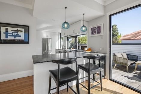 Photo of property in 52 Wainui Avenue, Point Chevalier, Auckland, 1022
