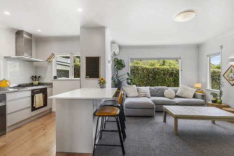 Photo of property in 318 Queens Drive, Lyall Bay, Wellington, 6022