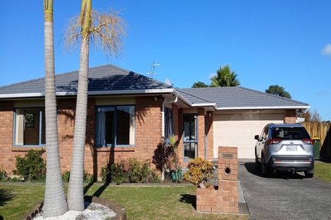 Photo of property in 14 Harobed Place, Weymouth, Auckland, 2103