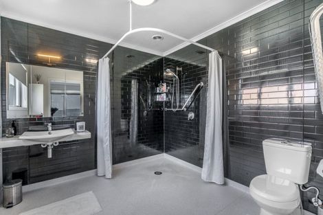 Photo of property in 246 Marine Parade, Bluff, 9814