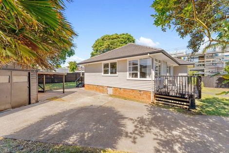 Photo of property in 24 Mackenzie Street, Te Atatu South, Auckland, 0610