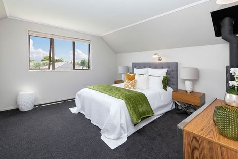 Photo of property in 2/5 Cornelian Crescent, Half Moon Bay, Auckland, 2012