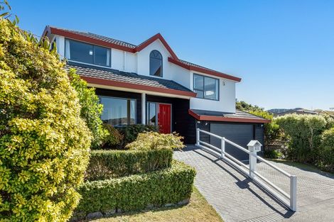 Photo of property in 122 Westchester Drive, Churton Park, Wellington, 6037