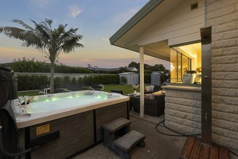 Photo of property in 22 Lakeside Drive, Orewa, 0931