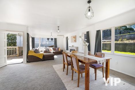 Photo of property in 22 Longcroft Terrace, Newlands, Wellington, 6037