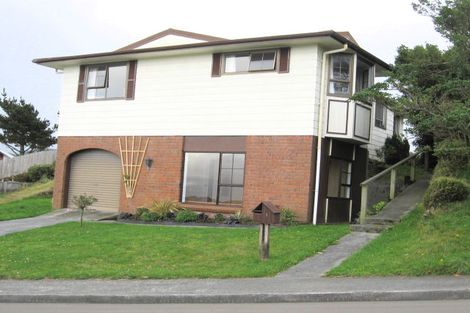 Photo of property in 2 Cheltenham Terrace, Newlands, Wellington, 6037