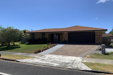 Photo of property in 19 Golfland Drive, Golflands, Auckland, 2013