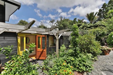 Photo of property in 37 York Road, Titirangi, Auckland, 0604