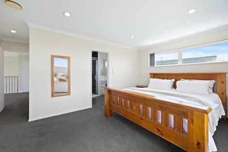 Photo of property in 111 Lake Panorama Drive, Henderson Valley, Auckland, 0612