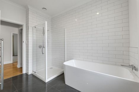 Photo of property in 54 Waiwaka Terrace, Strandon, New Plymouth, 4312