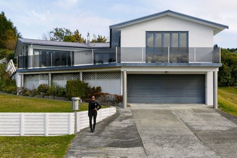 Photo of property in 8 Scenic Heights, Acacia Bay, Taupo, 3330