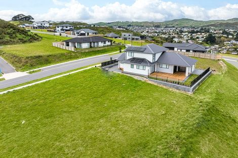 Photo of property in 28 Te Hoiere Street, Aotea, Porirua, 5024