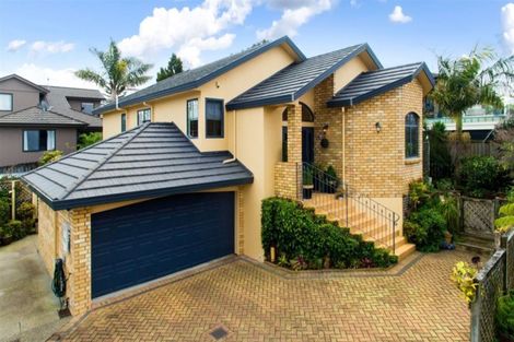 Photo of property in 15b Harrybrook Road, Green Bay, Auckland, 0604