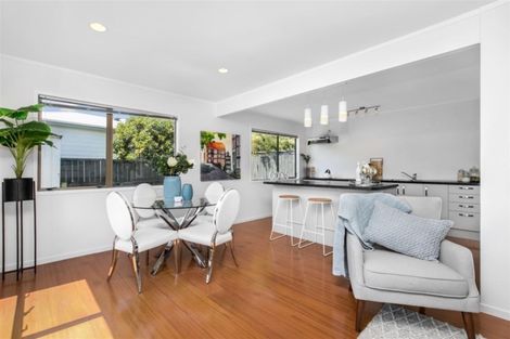 Photo of property in 2/327 Bucklands Beach Road, Bucklands Beach, Auckland, 2012