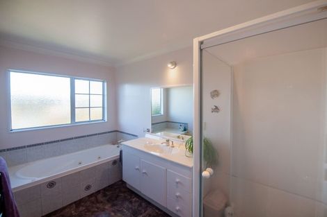 Photo of property in 143 Westchester Drive, Churton Park, Wellington, 6037