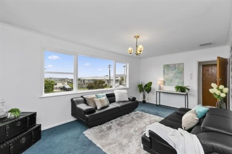 Photo of property in 25 Brooker Grove, Newlands, Wellington, 6037