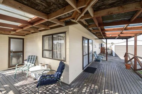 Photo of property in 17 Pukeroa Place, Papakura, 2110