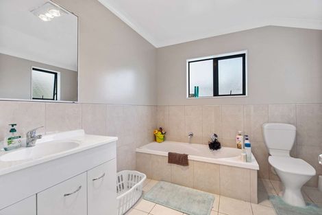 Photo of property in 63a Redoubt Road, Goodwood Heights, Auckland, 2105