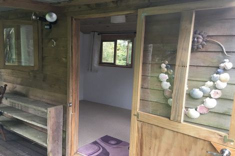 Photo of property in 48 Turanga Road, Henderson Valley, Auckland, 0612