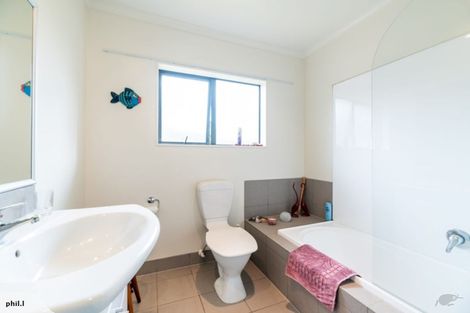 Photo of property in Waimanu Bay Village, 13/1 Piriti Drive, Te Atatu Peninsula, Auckland, 0610