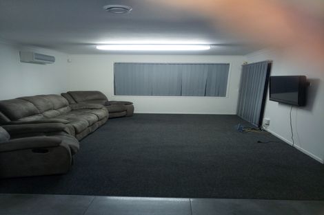 Photo of property in 17 Montego Place, Weymouth, Auckland, 2103