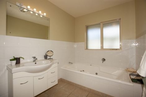 Photo of property in 4 Pukatea Close, Raumati Beach, Paraparaumu, 5032