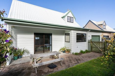 Photo of property in 2 Ono Street, Waikanae Beach, Waikanae, 5036