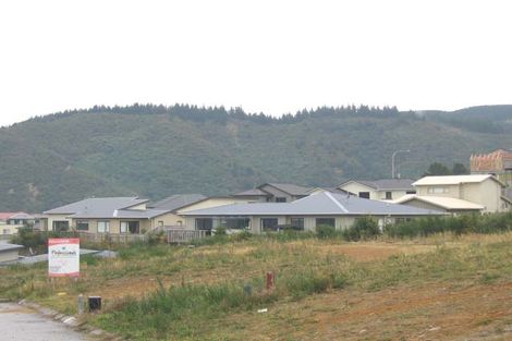 Photo of property in 13a James Nairn Grove, Riverstone Terraces, Upper Hutt, 5018
