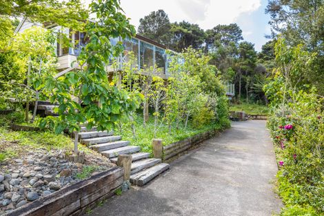 Photo of property in 52 Rauhuia Crescent, Parau, Auckland, 0604