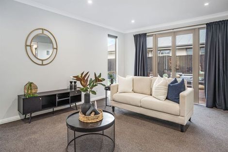 Photo of property in 32 Linkwater Way, Parklands, Christchurch, 8083