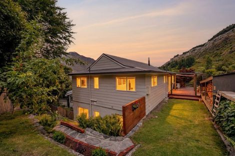 Photo of property in 2 Evergreen Place, Sunshine Bay, Queenstown, 9300