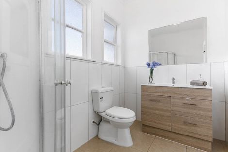 Photo of property in 53 Pupuke Road, Birkenhead, Auckland, 0627