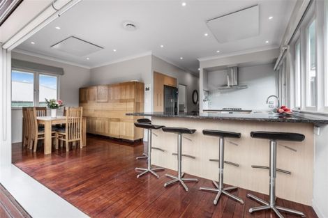 Photo of property in 18 Wairoa Road, Narrow Neck, Auckland, 0624