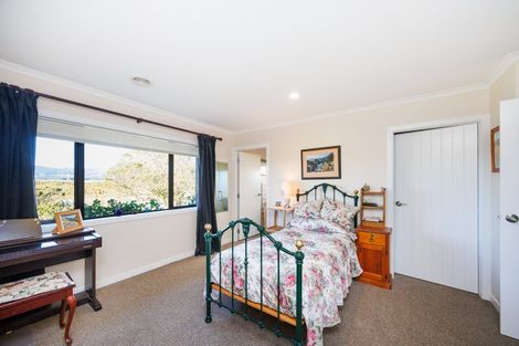 Photo of property in 12 Ron Place, Fitzherbert, Palmerston North, 4410