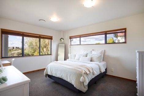 Photo of property in 33 Ruapehu Drive, Fitzherbert, Palmerston North, 4410