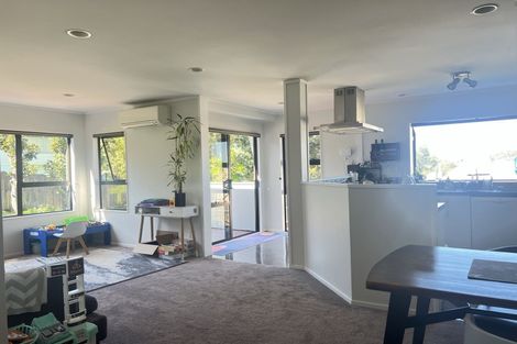 Photo of property in 11 Amery Place, West Harbour, Auckland, 0618