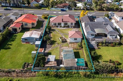 Photo of property in 38 Hobsonville Road, West Harbour, Auckland, 0618