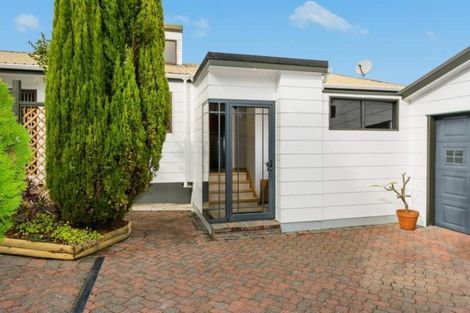 Photo of property in 100 Nigel Road, Browns Bay, Auckland, 0630
