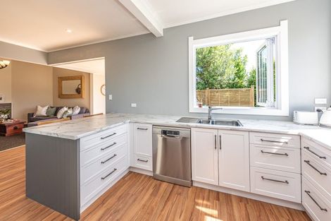 Photo of property in 2 Godwin Crescent, College Estate, Whanganui, 4500