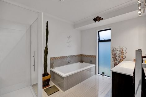 Photo of property in 17 Wentworth Lane, Waiwhakaiho, New Plymouth, 4312