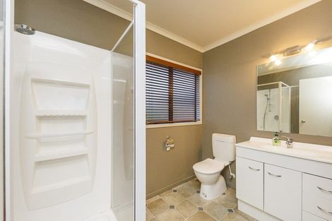 Photo of property in 5 Ron Place, Fitzherbert, Palmerston North, 4410