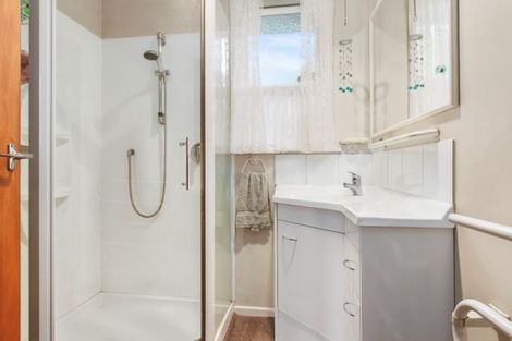 Photo of property in 8 Staincross Street, Green Bay, Auckland, 0604