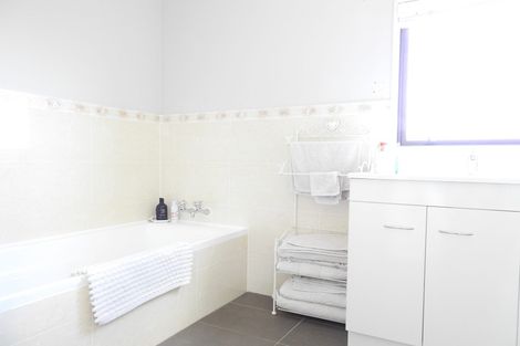 Photo of property in 29 Cairngorm Place, Highland Park, Auckland, 2010