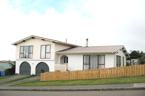 Photo of property in 8 Cheltenham Terrace, Newlands, Wellington, 6037