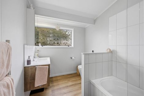 Photo of property in 100 Torkar Road, Clarks Beach, 2122