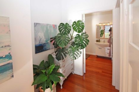 Photo of property in 81 Mangorei Road, Strandon, New Plymouth, 4312