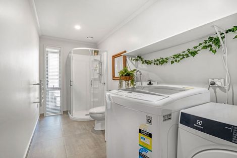 Photo of property in 18 Kaipara Lake Road, South Head, Helensville, 0874